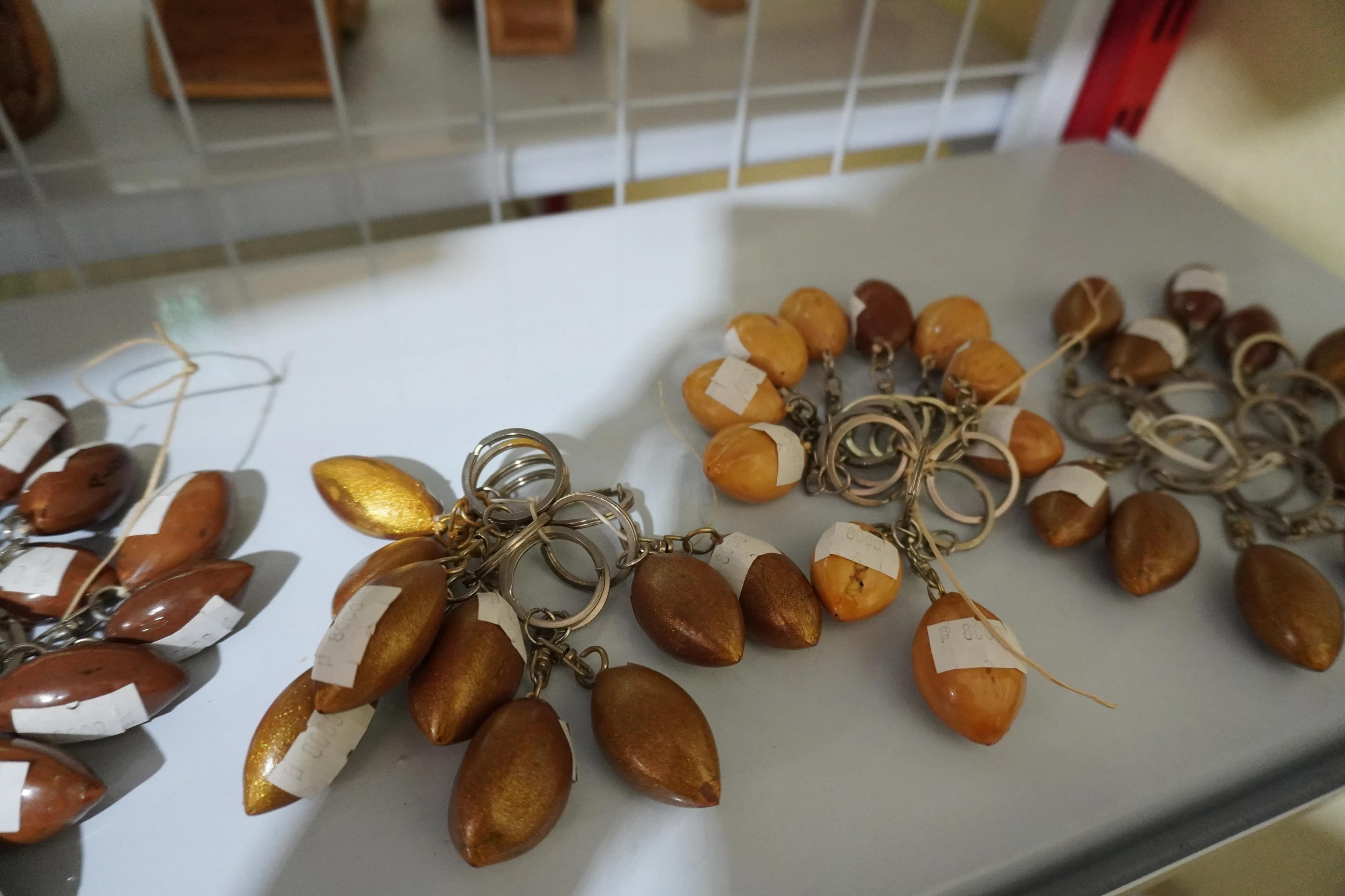 Gantungan Kunci Buah Kenari